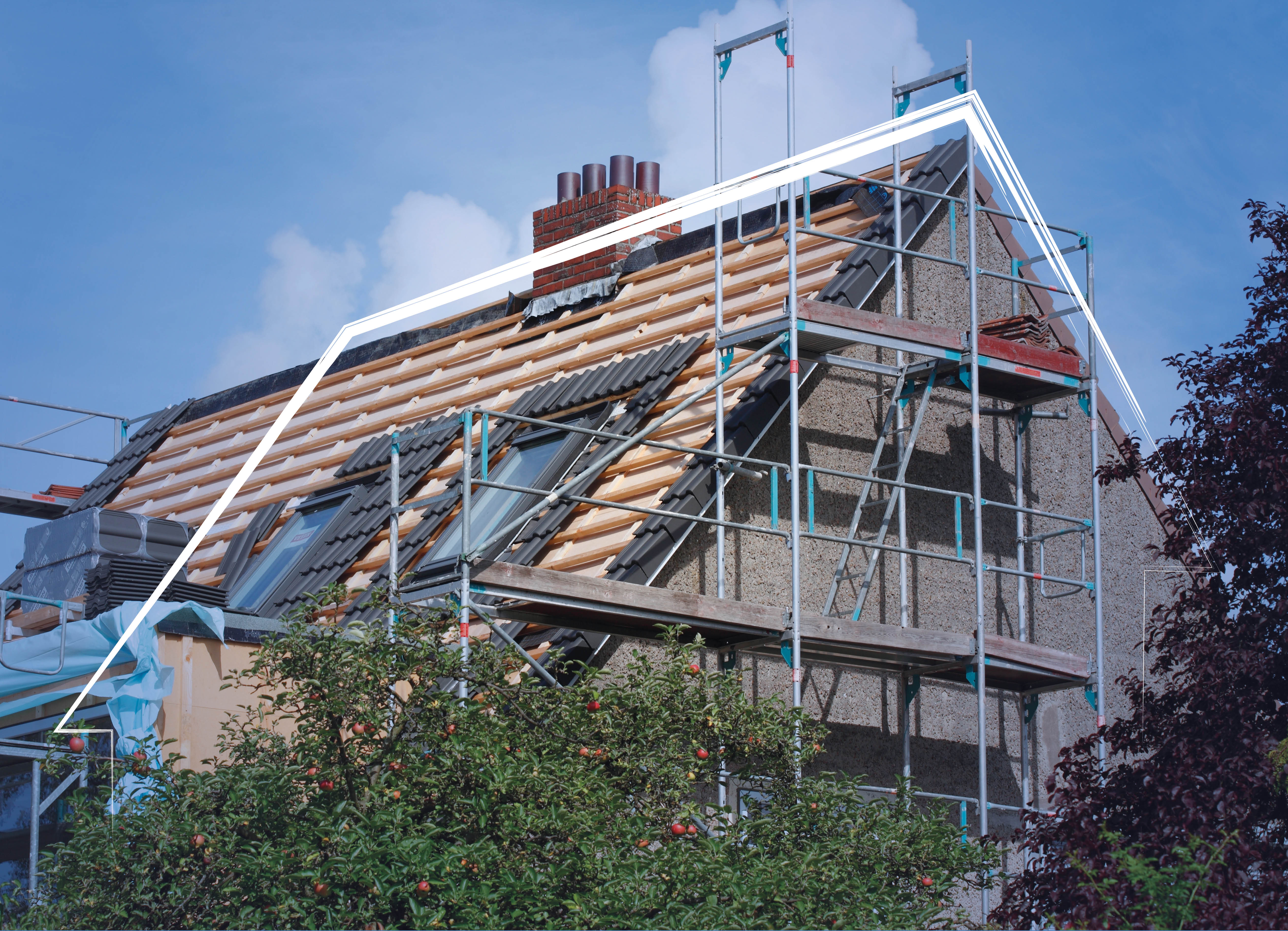 Ein Hausdach mit Gerüst