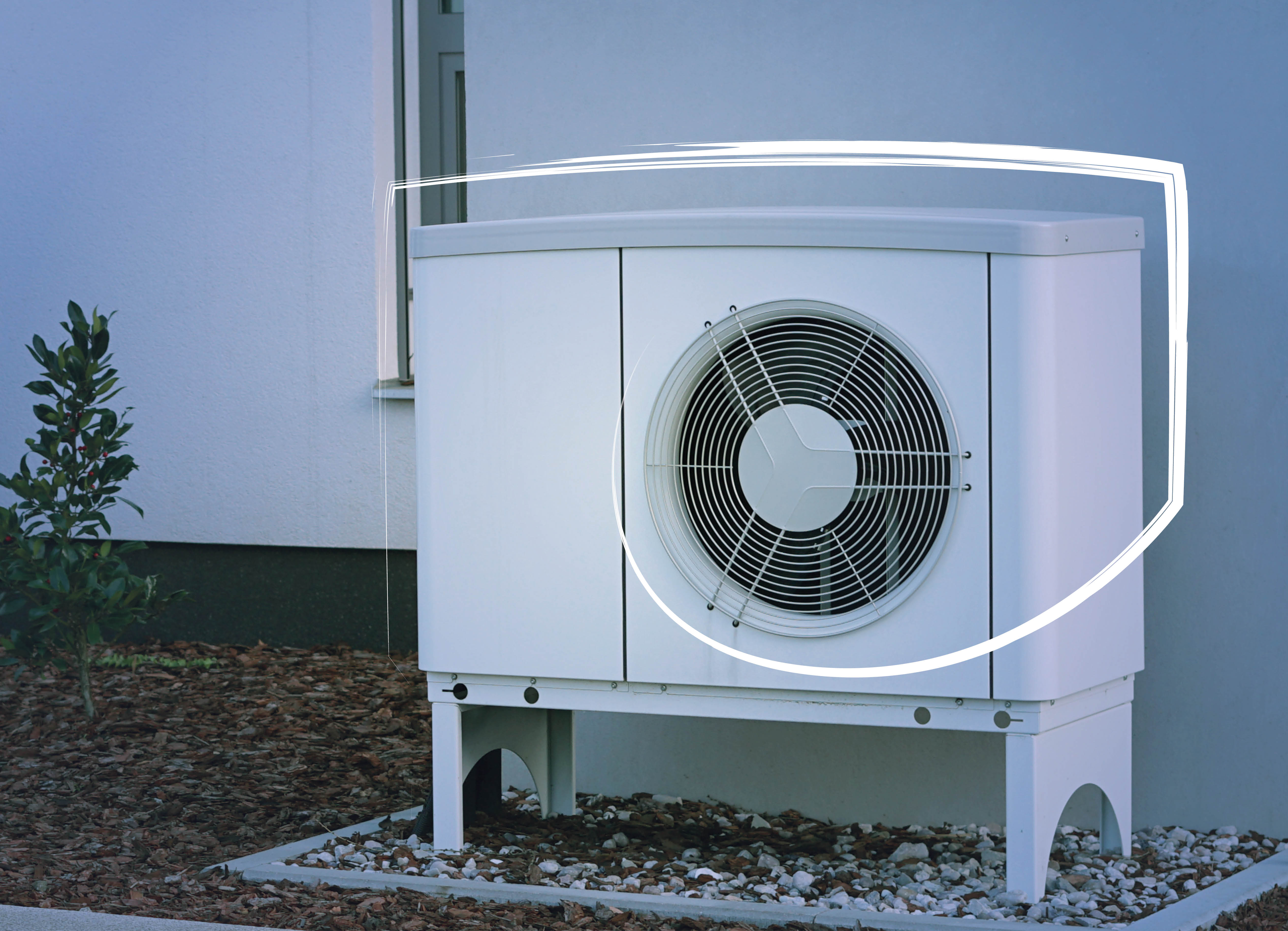 Der Lüfter einer Wärmepumpe vor einem Haus